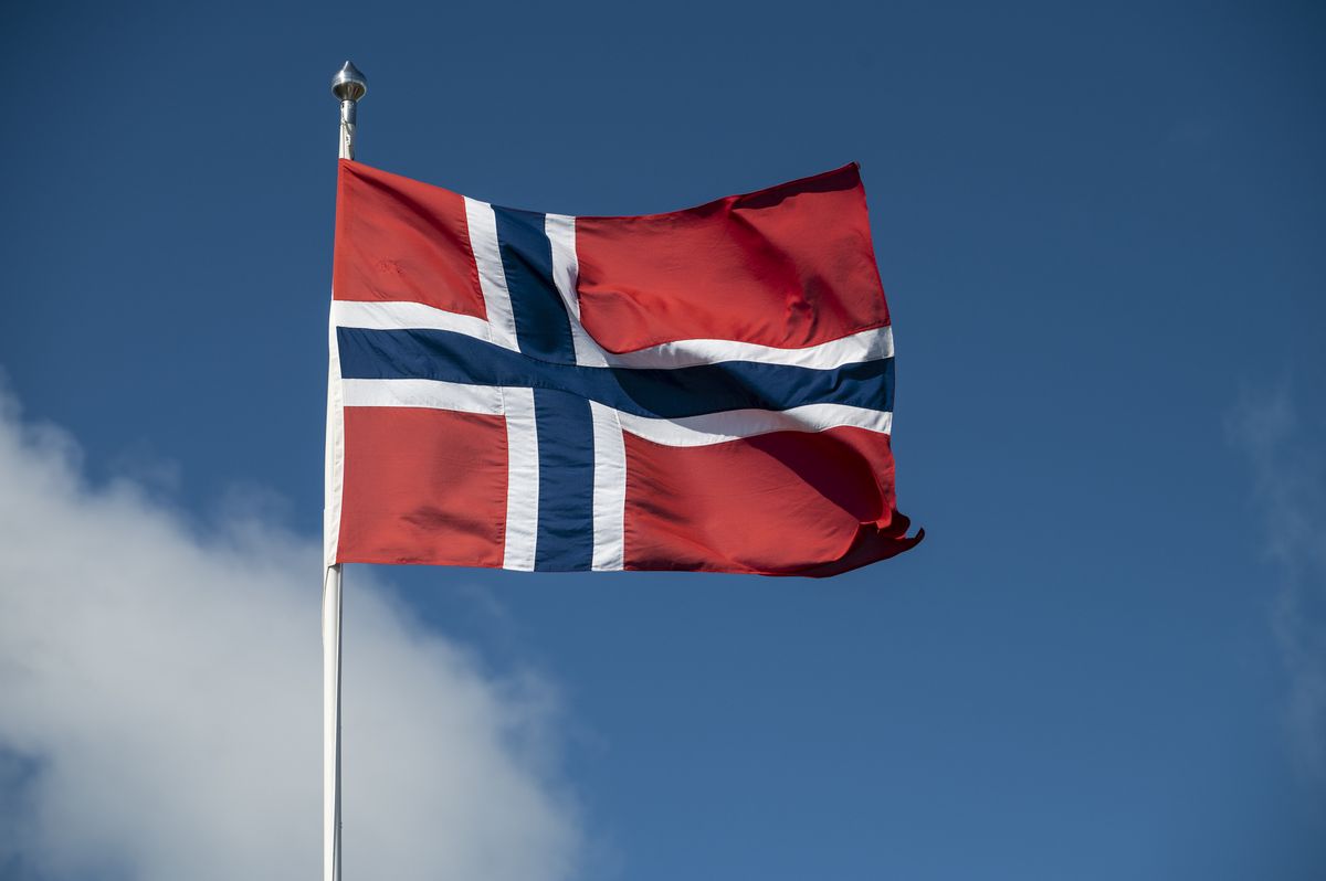 Norsk flagg vaier på flaggstang